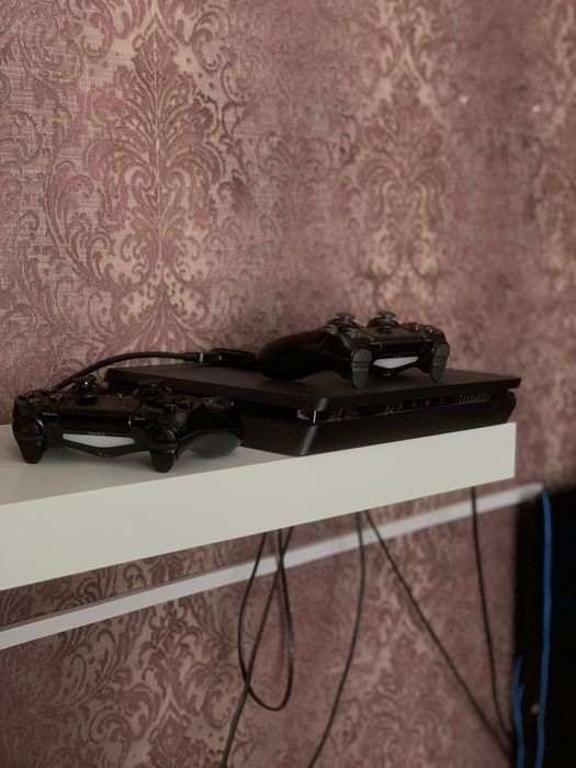 Пс4 слим с двумя джостиками