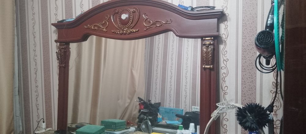продается комод с зеркалом