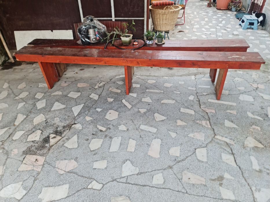 Se vinde doua băncuțe din lemn.
