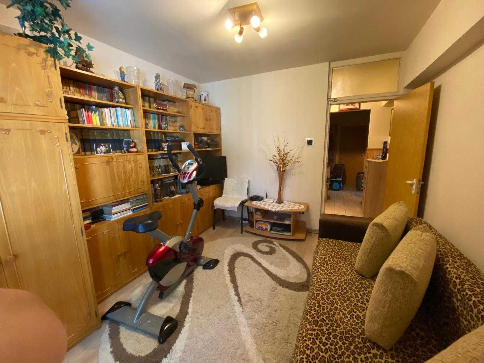 Apartament cu trei camere si pivnita, cu vad comercial foarte bun
