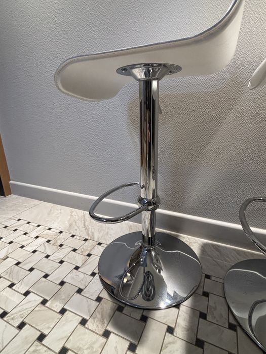 Висок бял кожен бар стол