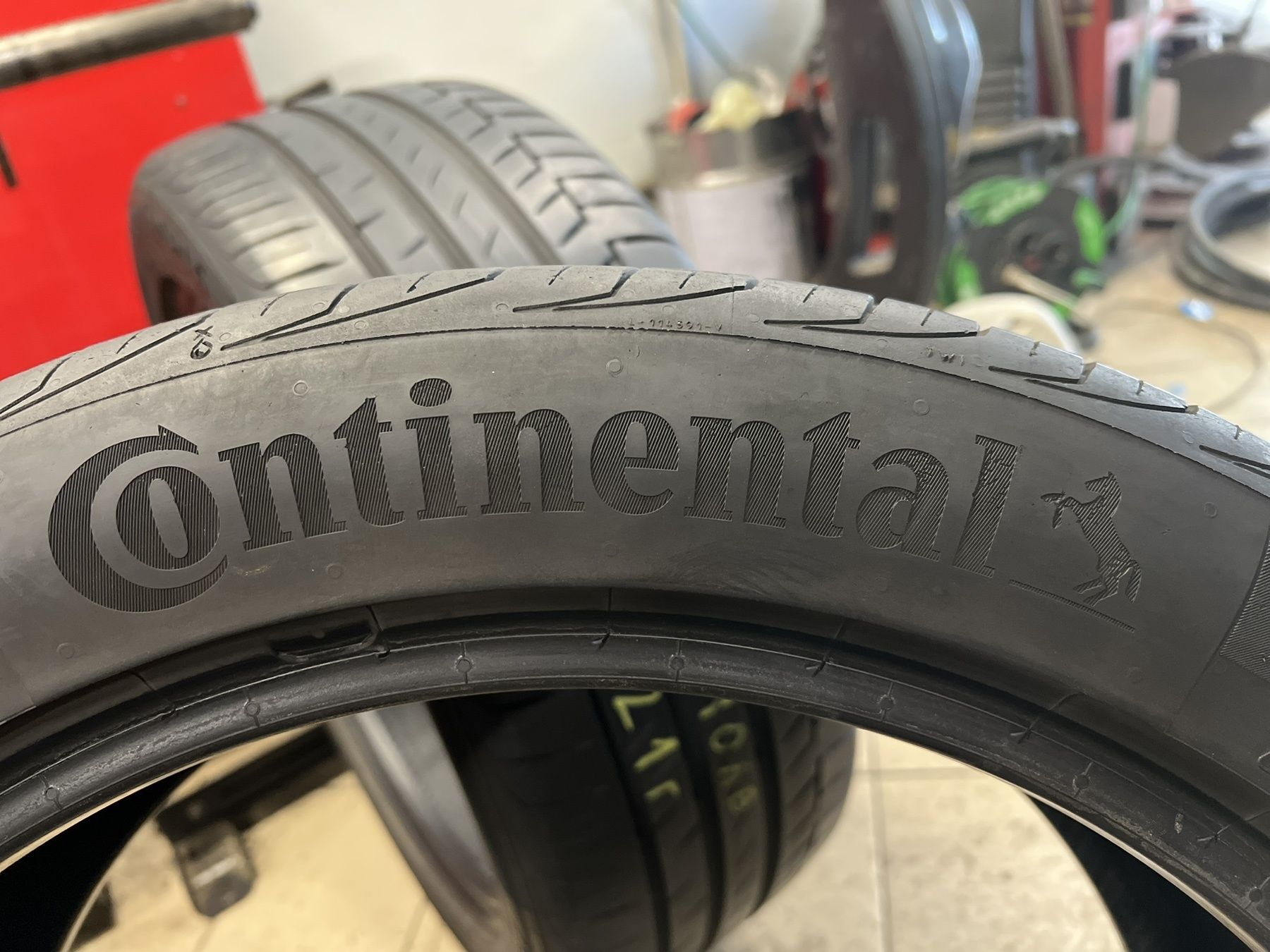 Летни гуми 235/45 R18 2бр. Continental и 2бр. Firestone