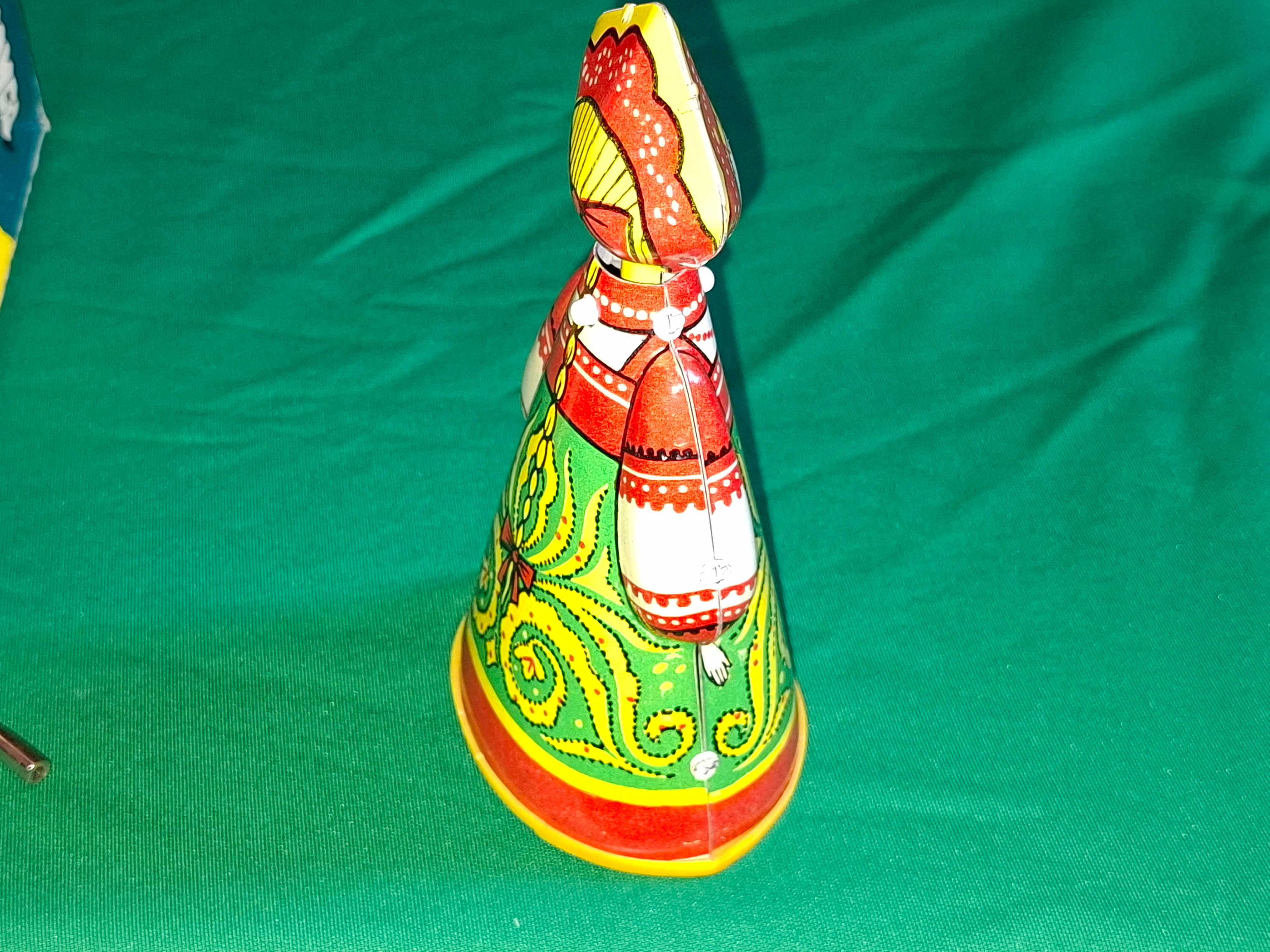 СССР стара руска механична ламаринена играчка Василиса Made in USSR