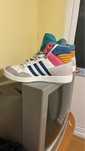 vând bascheti adidas