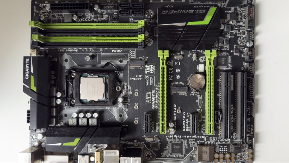 Placa de baza Gigabyte + Procesor i3 7100 + 4GB RAM