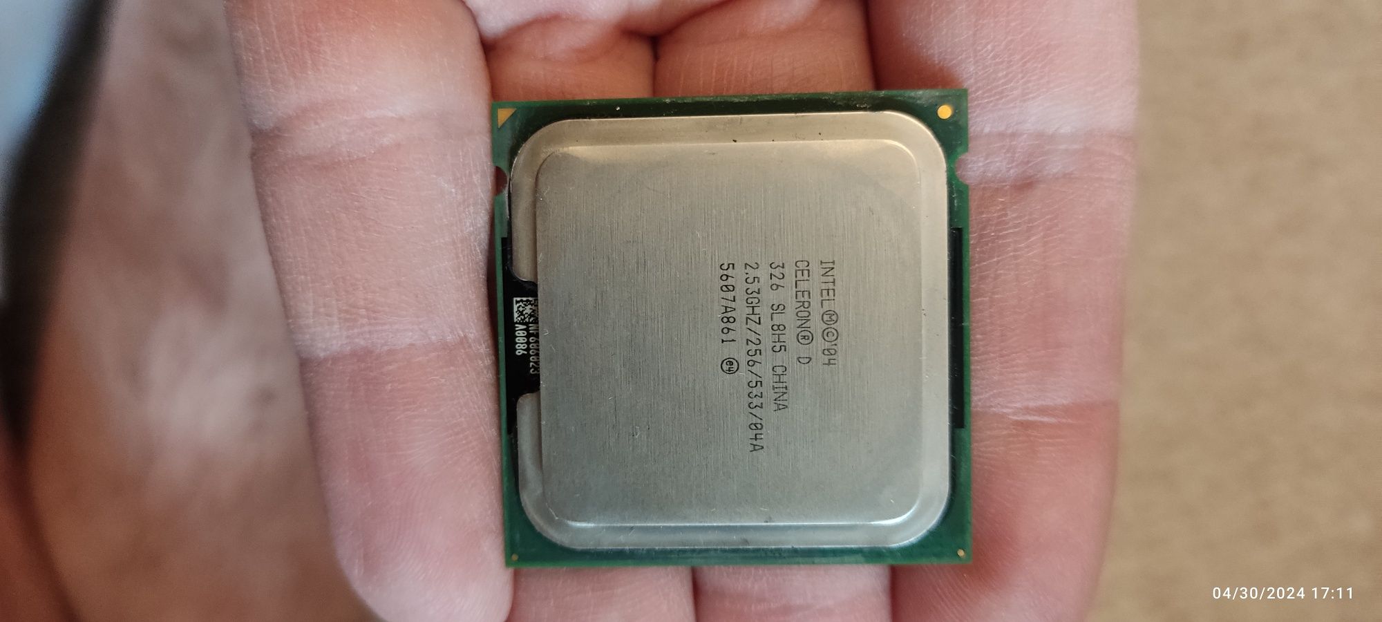 Intel Celeron D Processor 326
256K Cache, 2.53 GHz, 533 MHz FSB