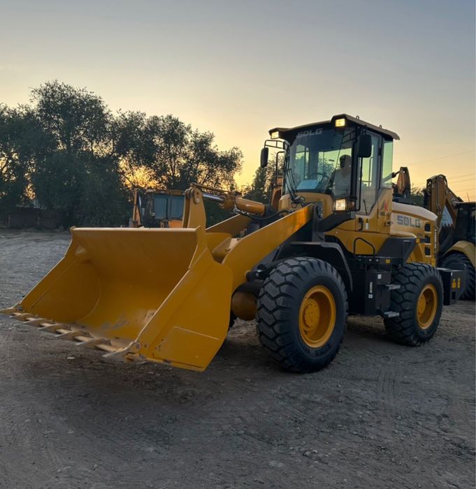 Фронтальный погрузчик 2 м3. Опытный оператор.