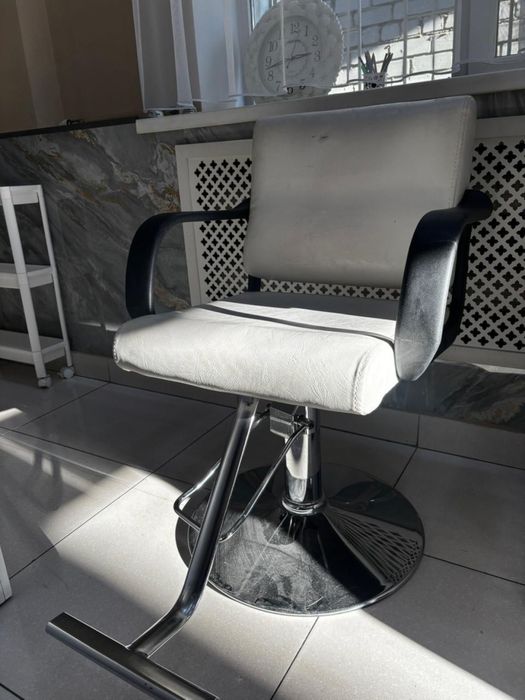 Продам парикмахерское кресло