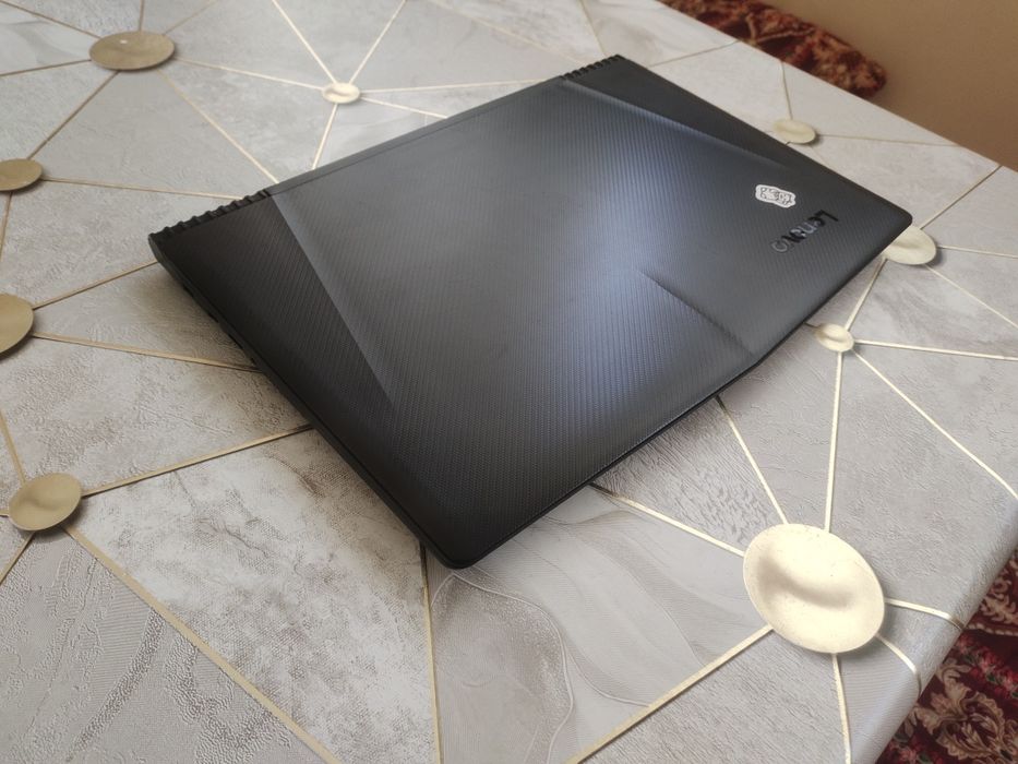 Игровой ноутбук Lenovo в хорошем состоянии