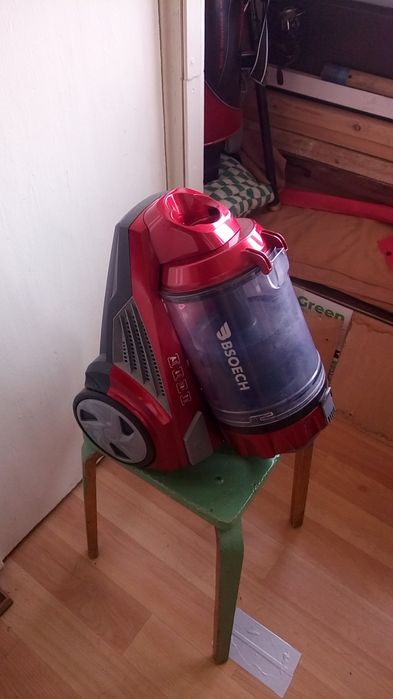 Пылисос красного цвета.