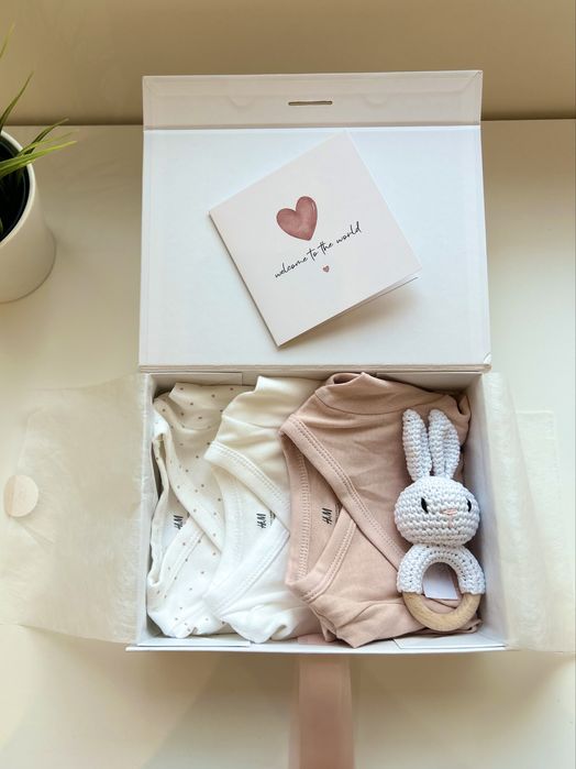 Подаръчни кутии и гардеробчета за новородени