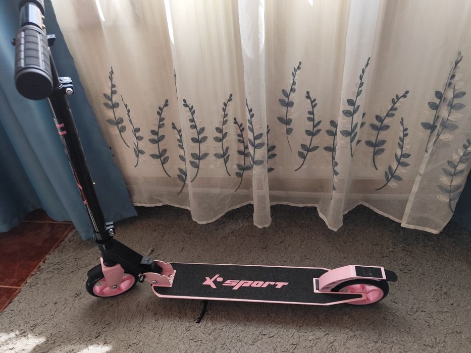 De vânzare trotineta  fetițe noua