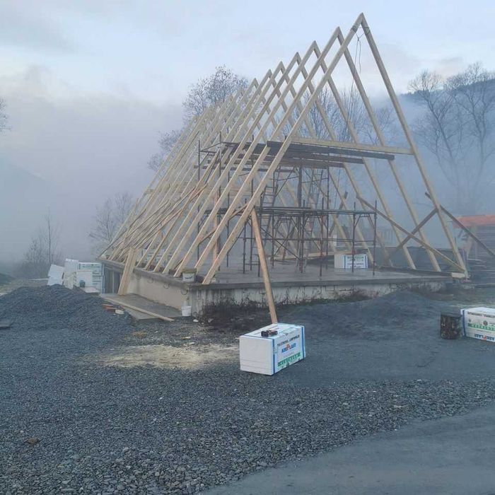 Cabana stil A Frame si casa din structura de lemn de vanzare