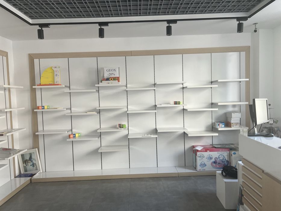 Rafturi magazin este disponibil pentru un magazin de 80 - 100 mp