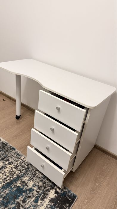 Birou cu sertare 110x50x70cm,stare foarte bună.