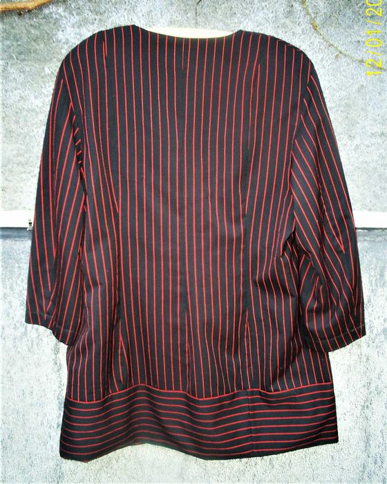 Sacou/blazer NEGRU cu dungi verticale ROŞII din stofă_made in Romania