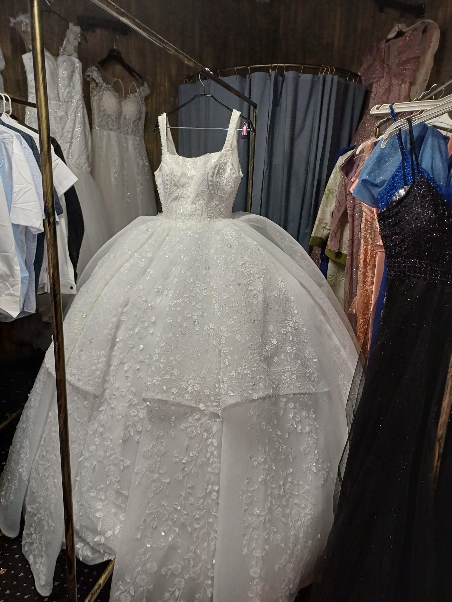 Vand rochii de ocazie de mireasa și sacouri(toate mărimile pentru toti