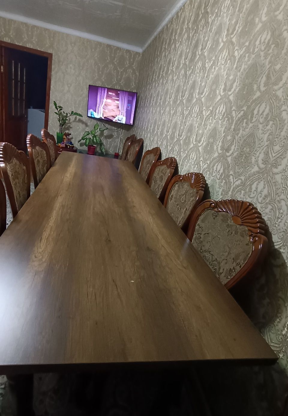 Продам обеденный стол из натурального дерева