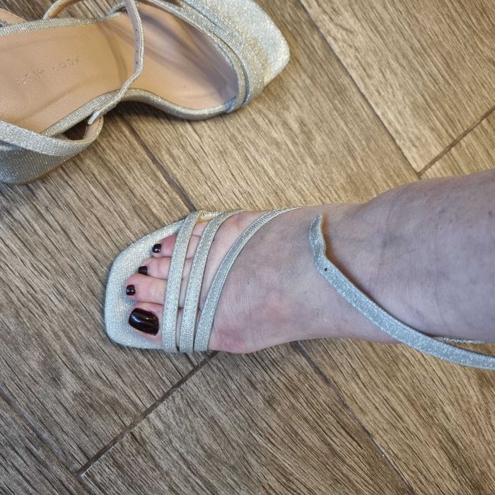 Sandale elegante pentru ocazii speciale.