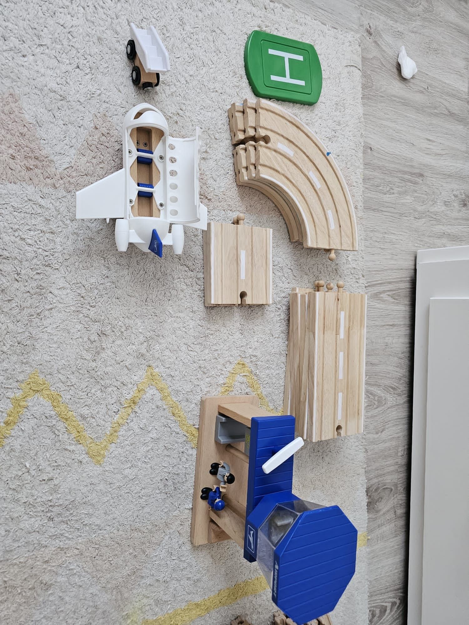 Set sine de tren din lemn cu mașinuțe, tren electric și avion