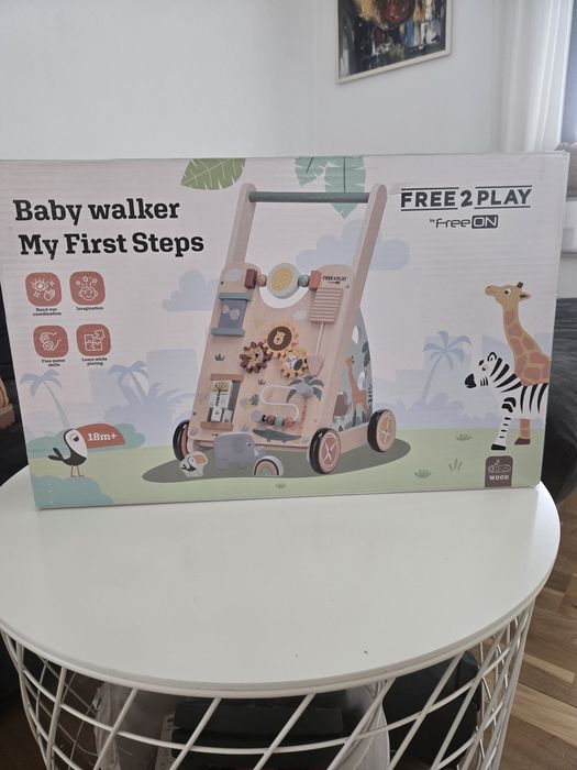 Дървен walker за прохождащо детенце