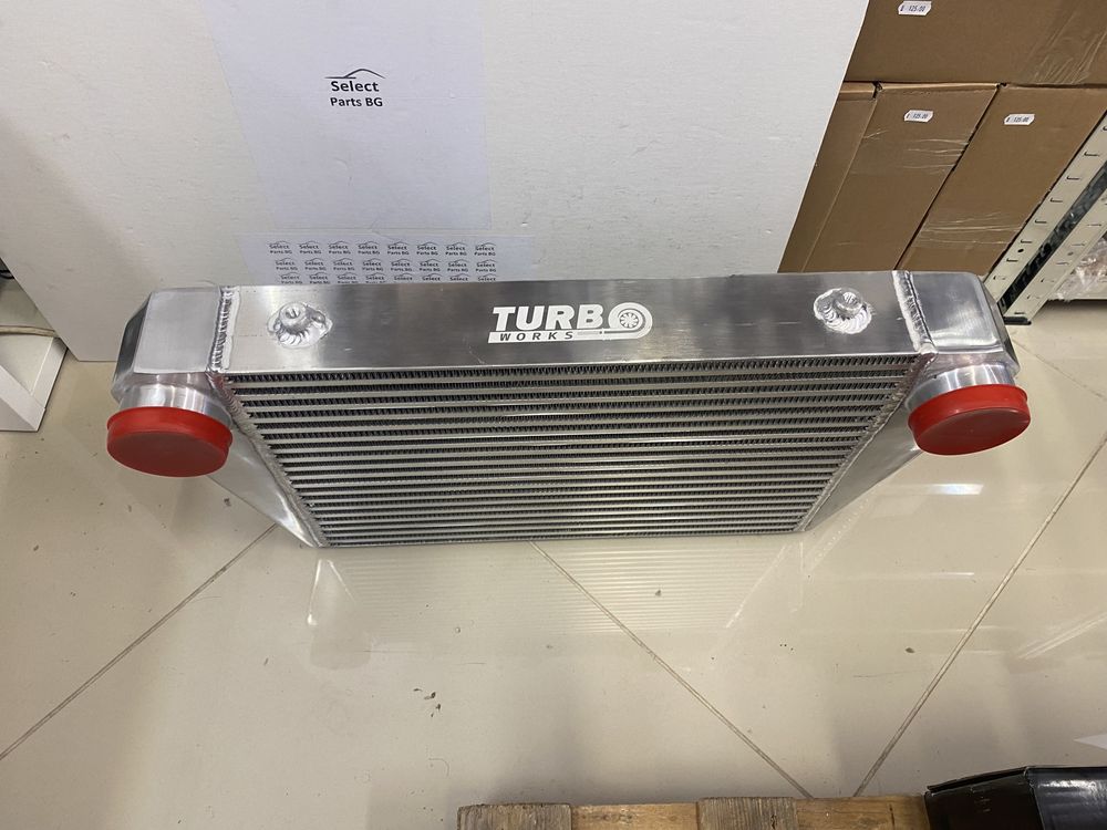 TurboWorks универсален интеркулер Intercooler 550x350x76 обърнат