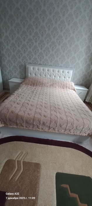 Мебель спальни, свет белый с матрасом, два тумбочка  и с камотам