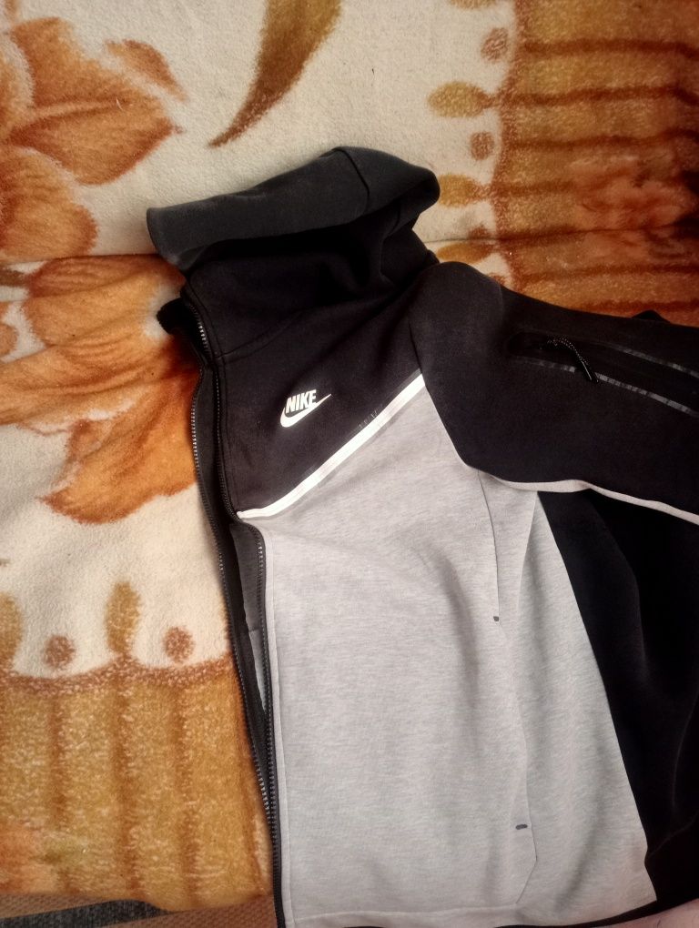 Vând/schimb Hanorac Nike tech negru/gri