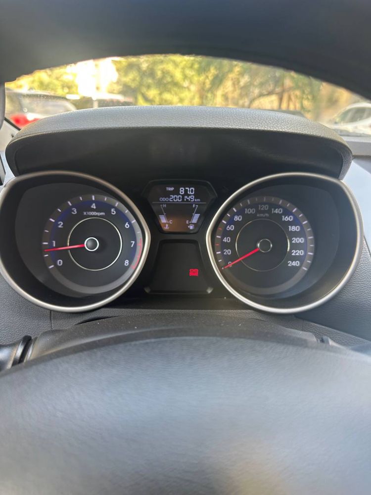 * Hyundai ELANTRA 2012 года механика 1.6 надежная экономичная не дорог