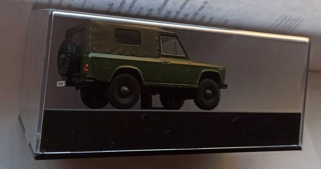 Macheta ARO 240 verde armata - IXO/ DeAgostini 1/43 vitrina plexy