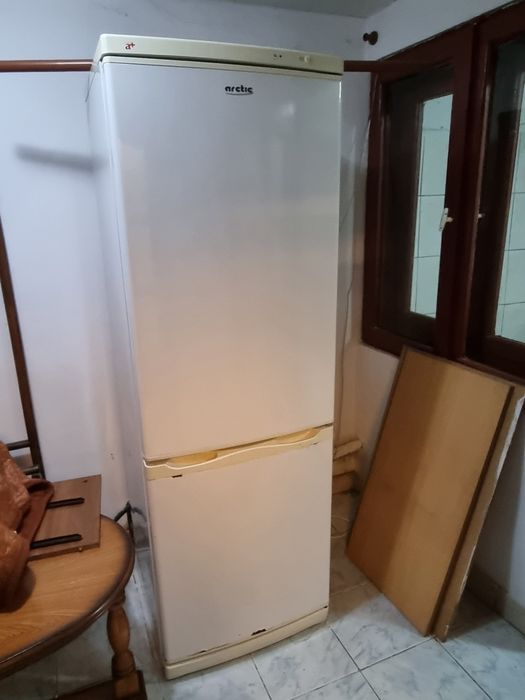 Vand frigider functional Arctic