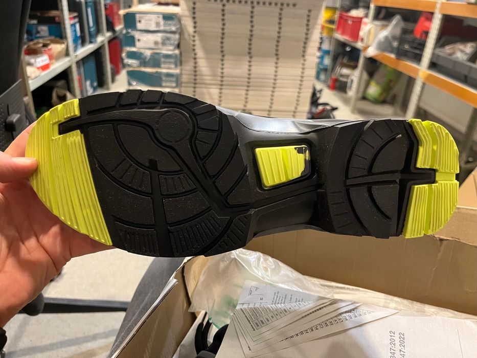 Vând Pantofi de protecție, 43, cu perforatii uvex 1 85438 S1 SRC ESD