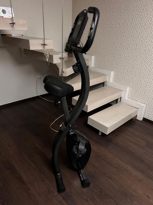 Bicicletă de interior, ideală pentru antrenamente acasă