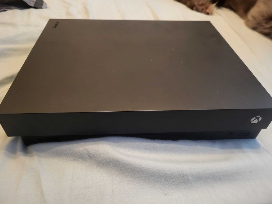 Xbox One X + 7 Игри 2 джойстика