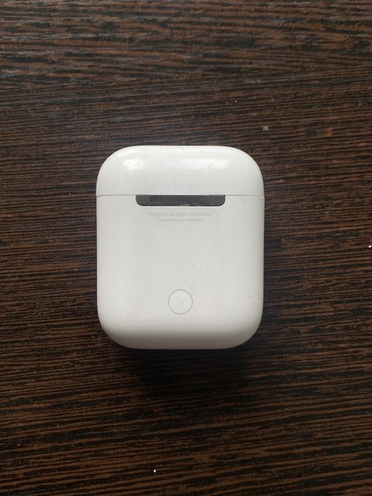 правый AirPods с кейсом