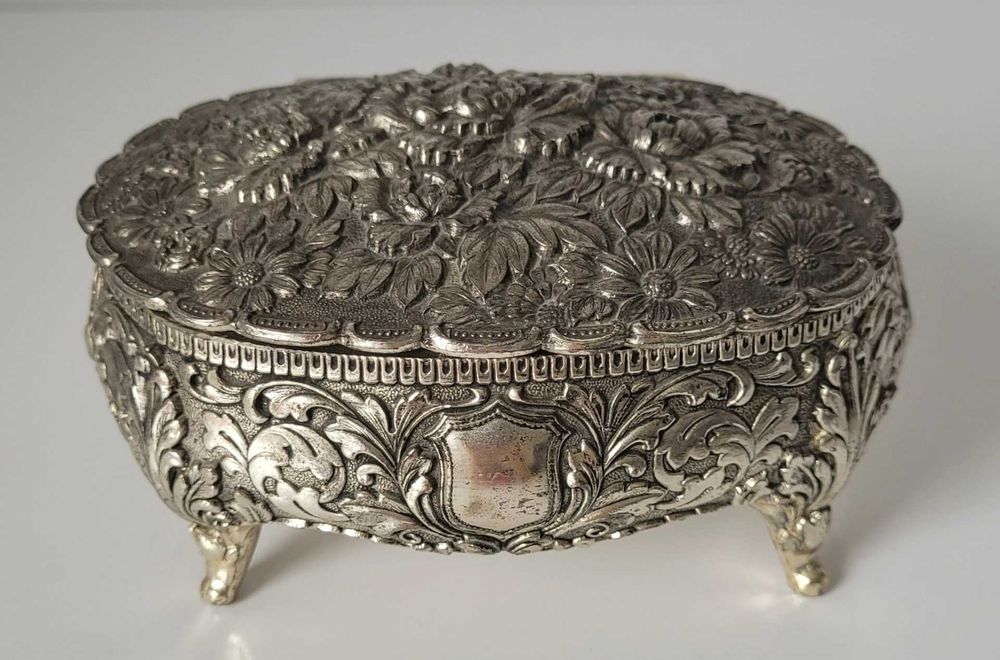 Cutie de bijuterii sau casetă decorativă din metal argintat,