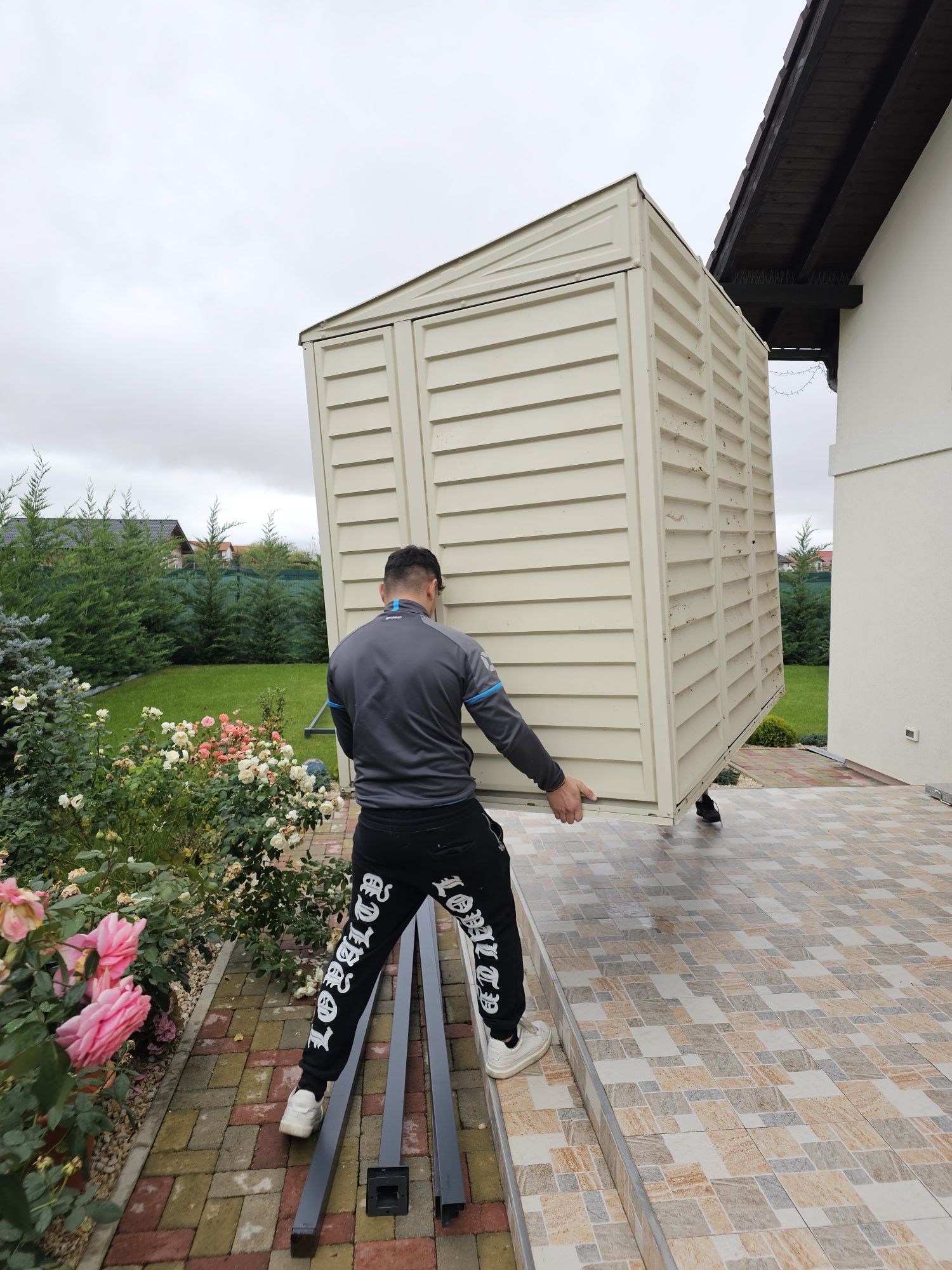 Transport mutari debarasari manipulare bunuri marfa duba cu lift reloc
