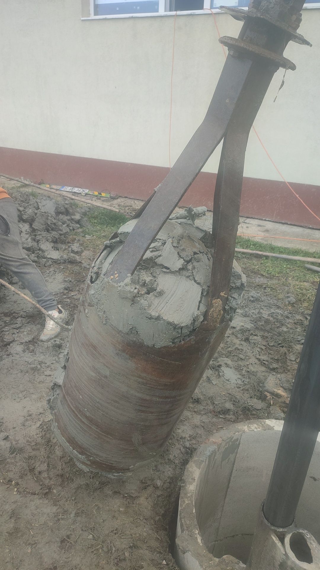 Execut fântâni,fose tub beton semiumed diam 900 mm