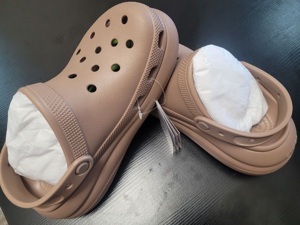 Продавам маркови обувки Crocs