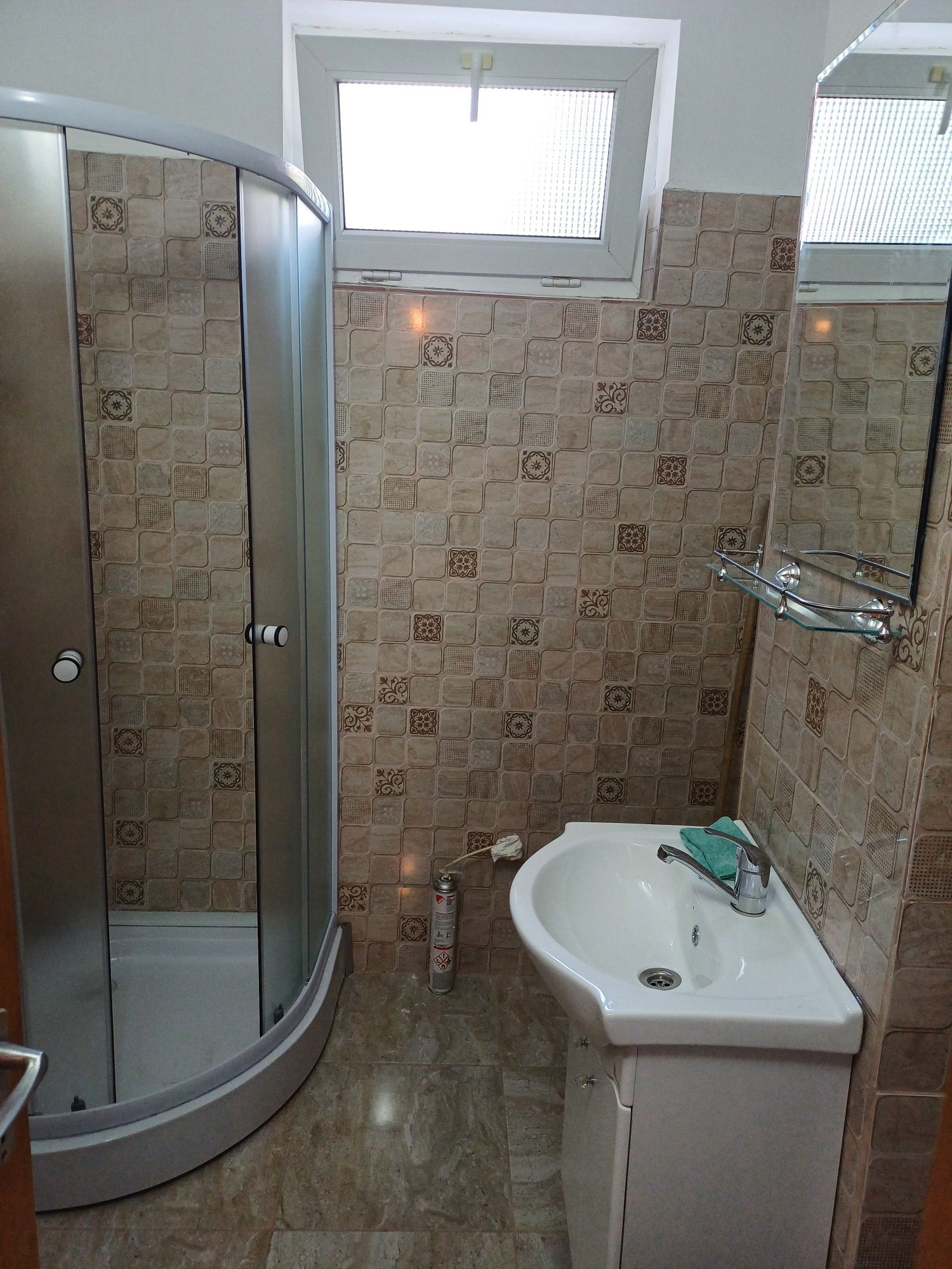 Închiriez apartament decomandat