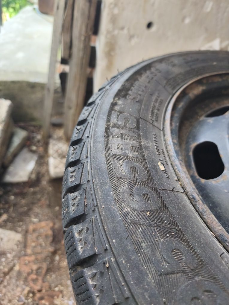 Продавам зимни гуми 195/65R15 с две джанти
