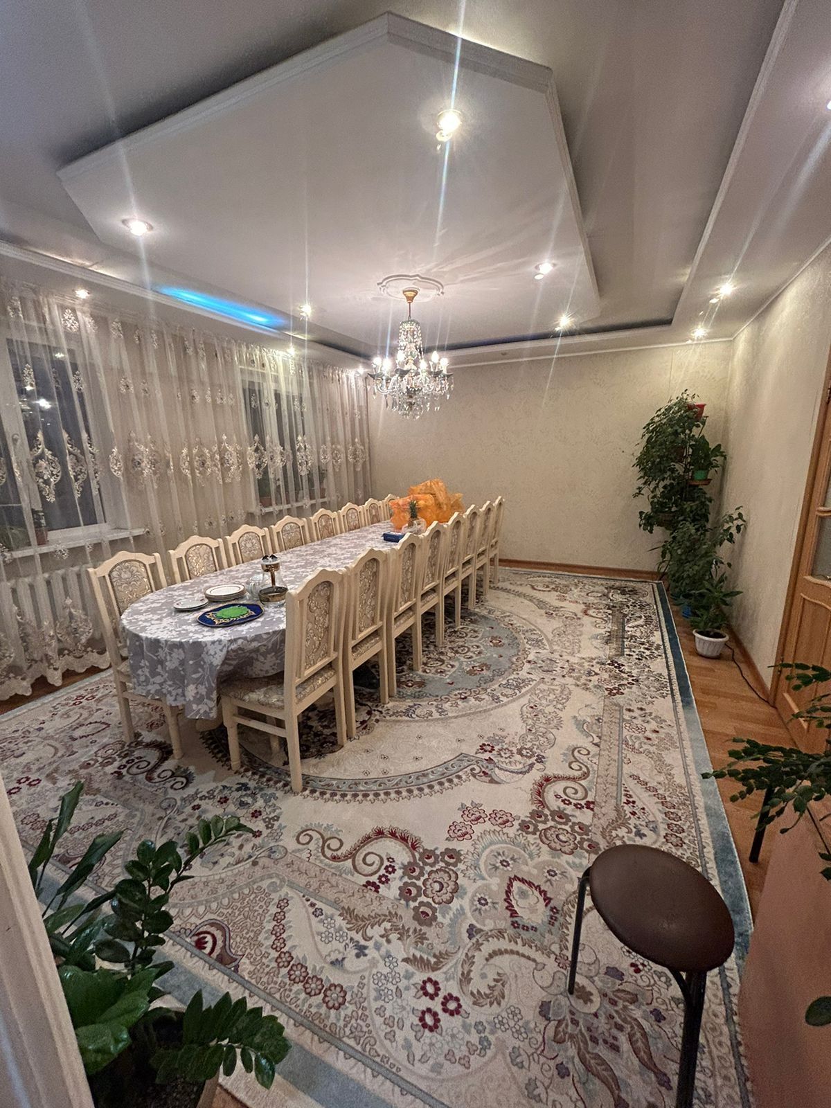 Стол(4,5м) со стулями(16шт)