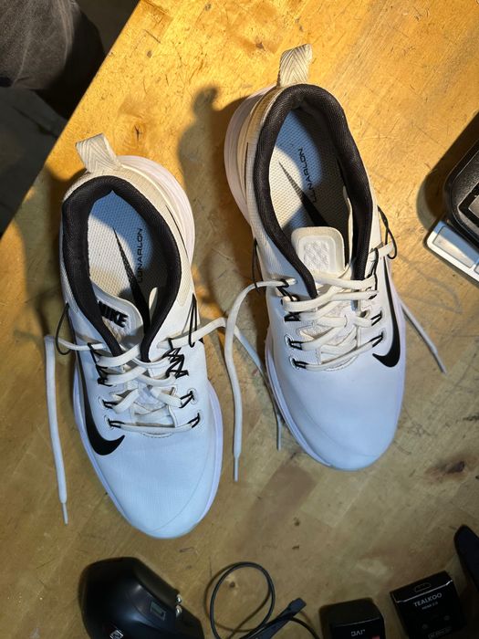 Adidași Nike buni