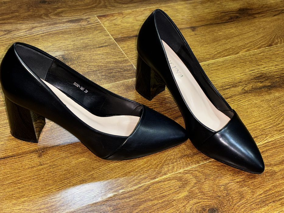 Чёрные классические туфли JULINA — 39 (подойдут и на 40)