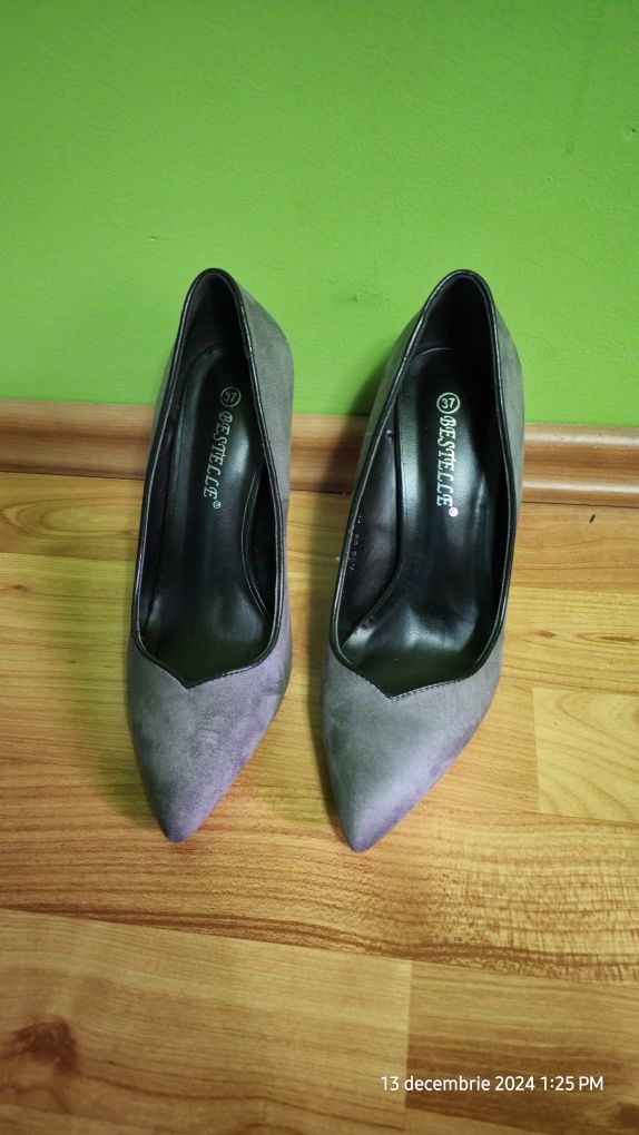Pantofi cu toc Stiletto