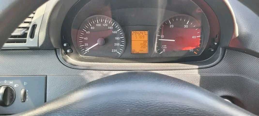 Vând Mercedes vito 2013 8+1 locuri propietar