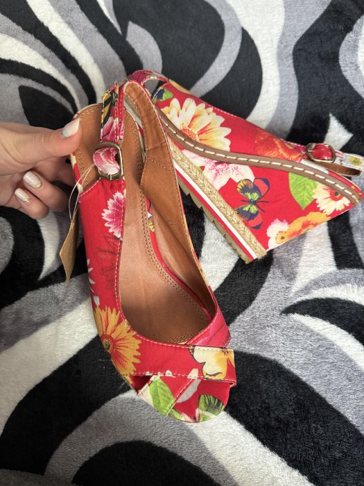 Sandale noi, cu eticheta