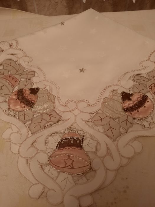 Față de masă cu globuri aurii