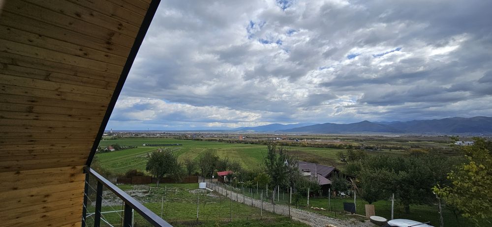 Vând teren cu cabana zona Cristian