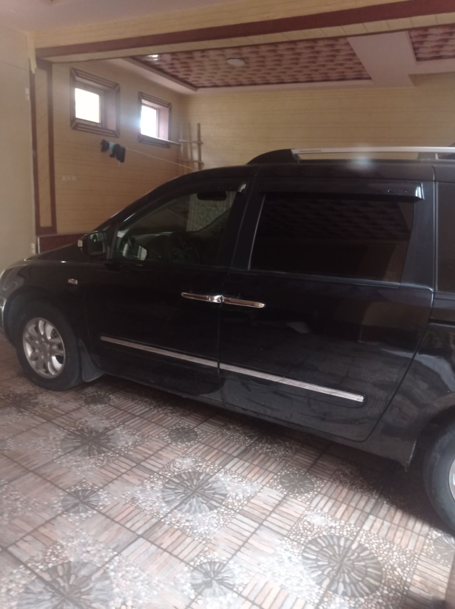 Kia Carnival  qora